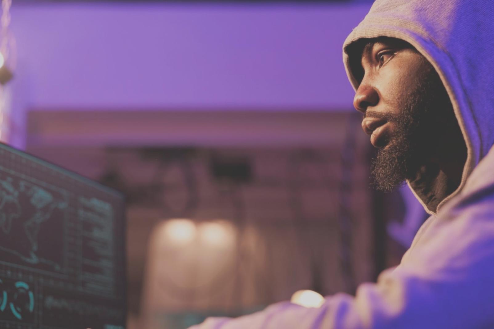 Team di lavoro durante una sessione di formazione tecnologica collaborativa