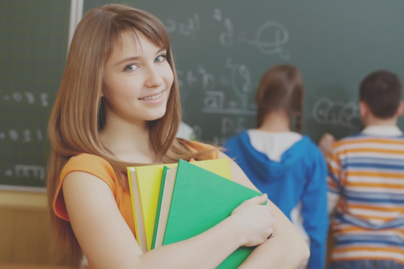 Scrivania con dispositivi multipli mostrando test di compatibilità responsive