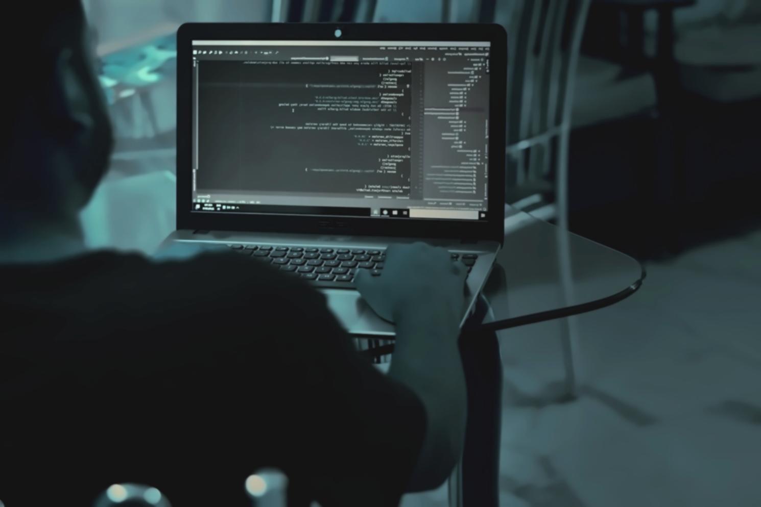 Studente al lavoro su un progetto di design responsivo con laptop e tablet