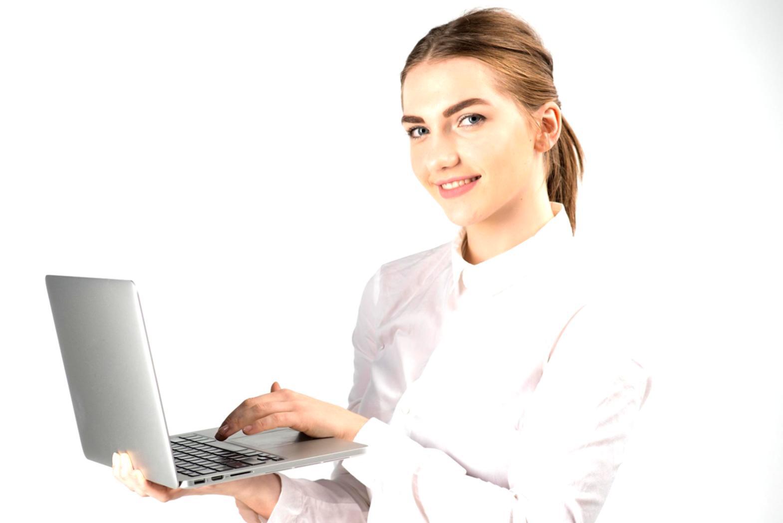 Designer che lavora su mockup di interfaccia mobile e desktop