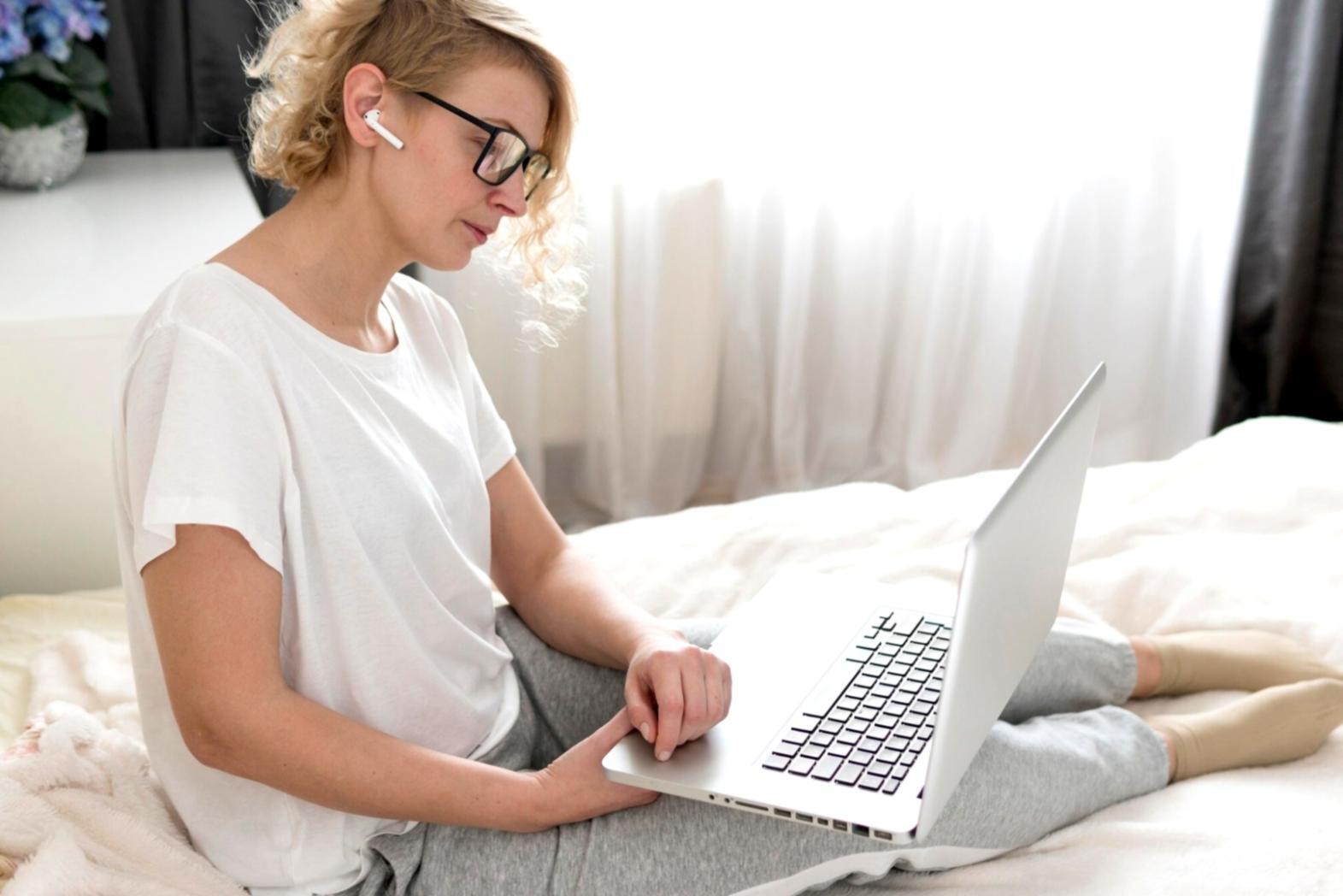 Ambiente di studio remoto organizzato con laptop e materiali didattici