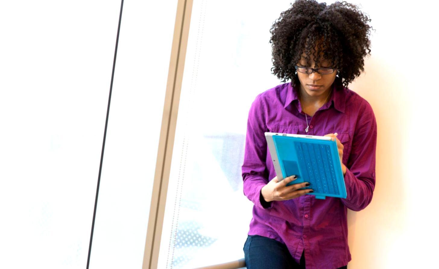 Spazio di lavoro moderno per sviluppo web con laptop e strumenti di progettazione